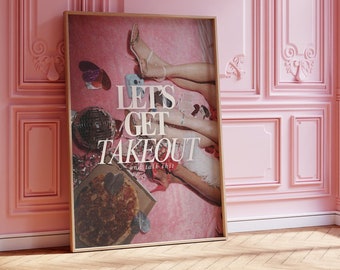 Könnte beinhalten: Ein rosa-weißes Poster mit dem Text "Let's Get Takeout and Talk Shit" in schwarz-weißen Lettern. Das Poster zeigt ein Foto von Frauenbeinen und -füßen auf einer rosa Decke mit einer Pizzakarton und anderen Gegenständen.