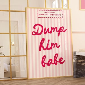 Pode incluir: Um pôster listrado rosa e branco com o texto "Notes from Drunk Girls in Bathrooms" e "Dump him babe" em letras rosa.