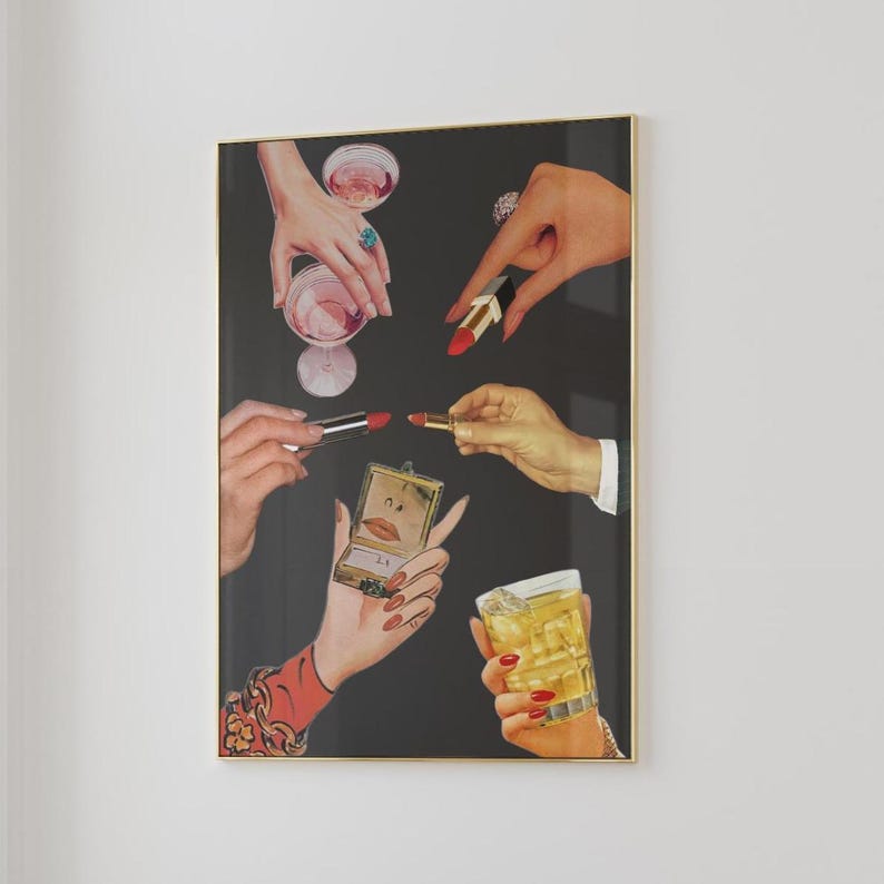 Peut inclure: Impression artistique encadr&eacute;e pr&eacute;sentant un collage de mains tenant du rouge &agrave; l&egrave;vres, des cocktails et un miroir compact. Les mains sont orn&eacute;es de bagues et de vernis &agrave; ongles. Le fond est noir, et le cadre est dor&eacute;.