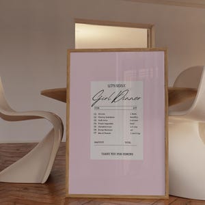 K&ouml;nnte beinhalten: Ein rosa druckbarer Poster mit einem wei&szlig;en Design im Stil einer Quittung. Der Text lautet "Let's Serve Girl Dinner" und listet verschiedene Lebensmittel mit Mengen auf, wie z. B. Oliven, Kirschtomaten, Weichk&auml;se, frisches Baguette, Erdbeeren, Dirty Martini und Wein und K&auml;se.