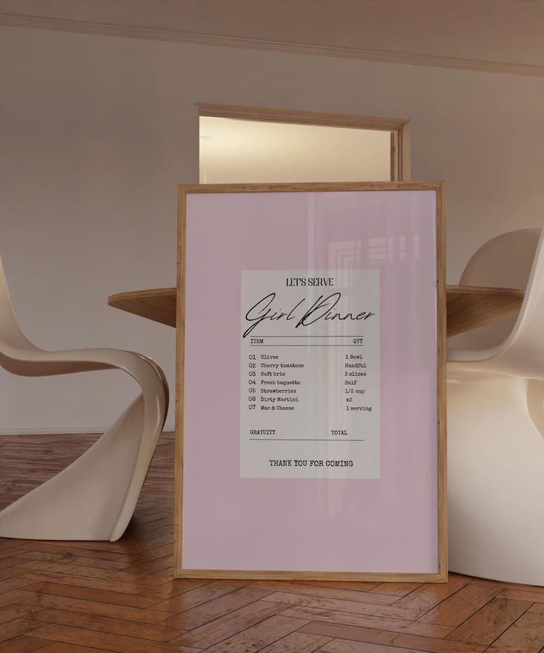 K&ouml;nnte beinhalten: Ein rosa druckbarer Poster mit einem wei&szlig;en Design im Stil einer Quittung. Der Text lautet "Let's Serve Girl Dinner" und listet verschiedene Lebensmittel mit Mengen auf, wie z. B. Oliven, Kirschtomaten, Weichk&auml;se, frisches Baguette, Erdbeeren, Dirty Martini und Wein und K&auml;se.
