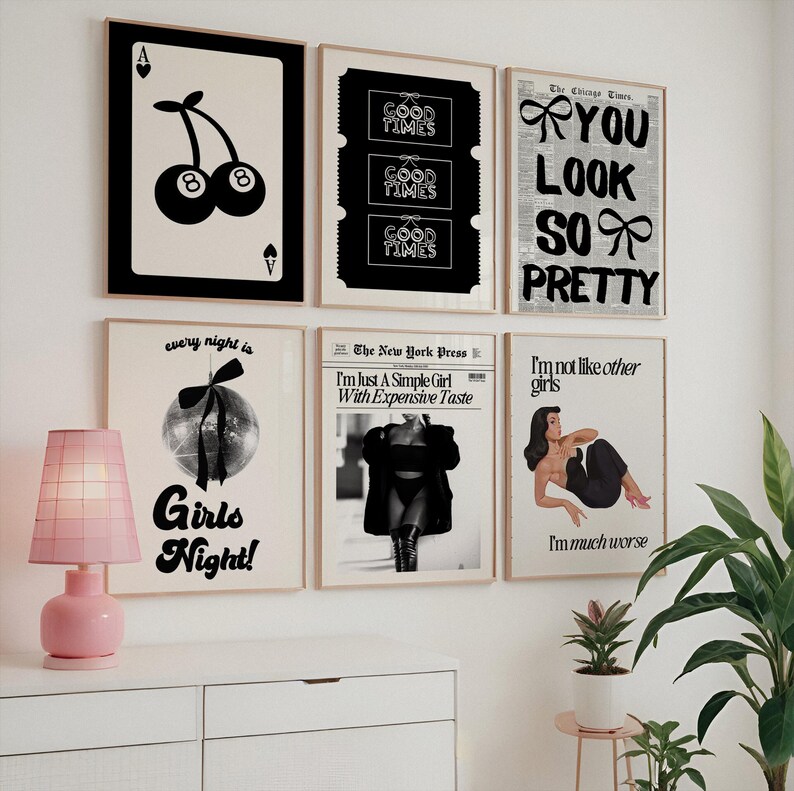 Puede incluir: Un conjunto de ocho impresiones de arte de pared imprimibles en blanco y negro con varios dise&ntilde;os y textos. Las impresiones presentan cerezas, cartas de juego, recortes de peri&oacute;dicos y una mujer con un abrigo. El texto en las impresiones incluye "Good Times", "You Look So Pretty", "Every Night is Girls Night", "I'm Just A Simple Girl With Expensive Taste", y "I'm Not Like Other Girls I'm Much Worse".