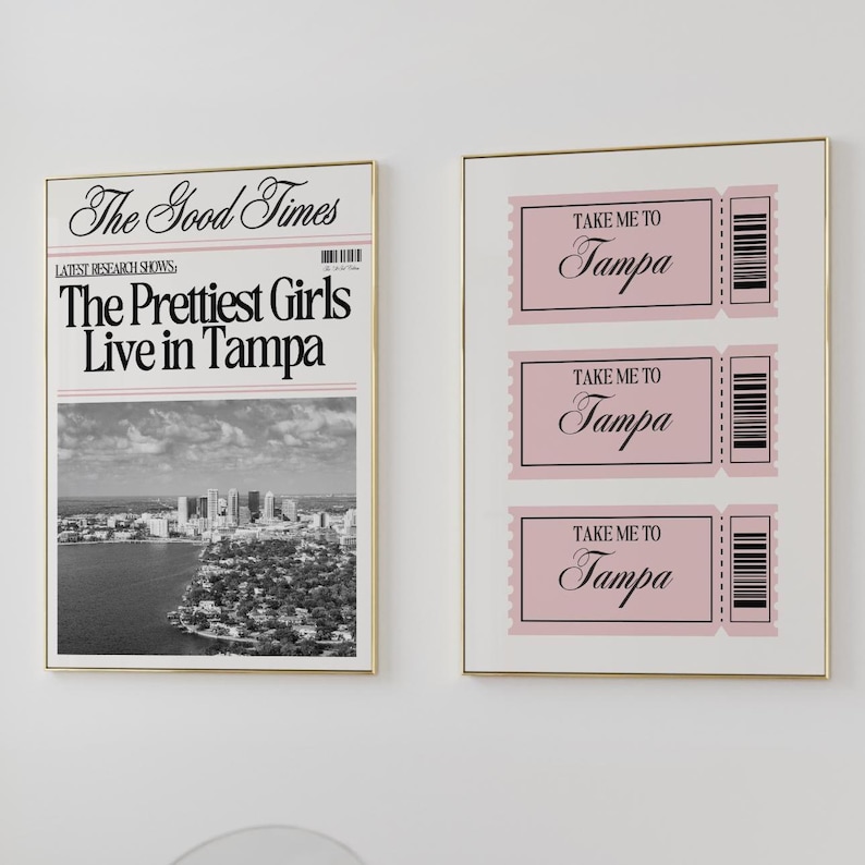 Może przedstawiać: Dwa oprawione wydruki artystyczne. Lewy wydruk przedstawia projekt w stylu gazety z nagł&oacute;wkiem "The Prettiest Girls Live in Tampa". Prawy wydruk przedstawia trzy r&oacute;żowe bilety z napisem "Take Me To Tampa."