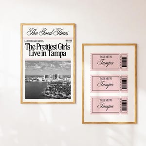 Może przedstawiać: Dwa oprawione wydruki artystyczne. Lewy wydruk to projekt w stylu gazety z nagł&oacute;wkiem "The Prettiest Girls Live in Tampa". Prawy wydruk zawiera trzy r&oacute;żowe bilety z napisem "Take Me To Tampa."