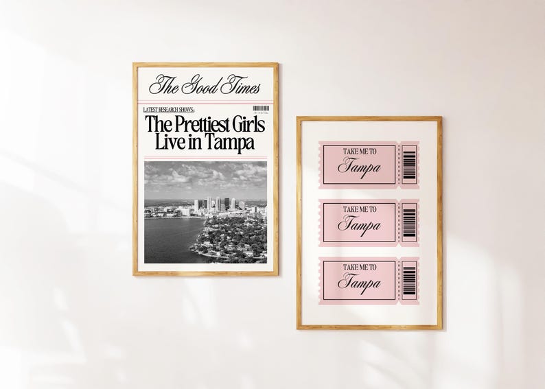 Może przedstawiać: Dwa oprawione wydruki artystyczne. Lewy wydruk to projekt w stylu gazety z nagł&oacute;wkiem "The Prettiest Girls Live in Tampa". Prawy wydruk zawiera trzy r&oacute;żowe bilety z napisem "Take Me To Tampa."