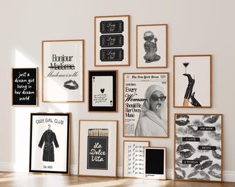 Può includere: Una collezione di stampe artistiche incorniciate, con immagini e testo in bianco e nero. Le stampe includono frasi come "Bonjour Madame Mademoiselle" e illustrazioni di labbra e un bicchiere da martini.