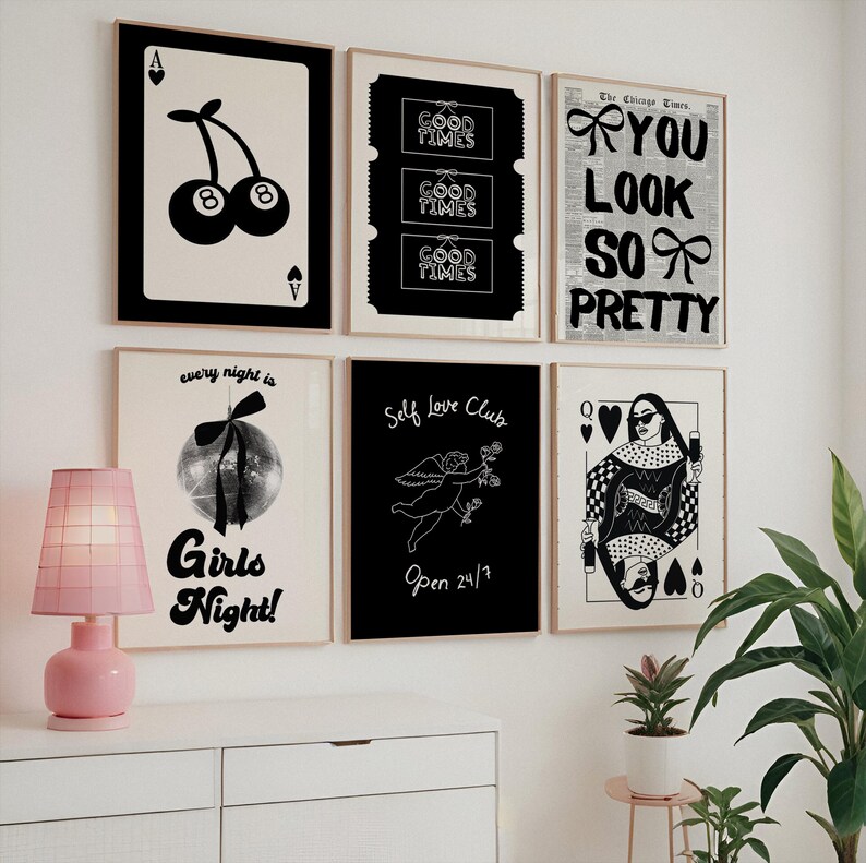 Puede incluir: Un conjunto de seis impresiones en blanco y negro con varios dise&ntilde;os. Las impresiones incluyen una carta de juego, un recorte de peri&oacute;dico, una cereza, un letrero de club de amor propio, un letrero de noche de chicas y una carta de juego con una reina.