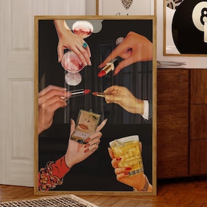 Peut inclure: Impression artistique encadr&eacute;e pr&eacute;sentant un collage de mains tenant du rouge &agrave; l&egrave;vres, un miroir compact et des cocktails. Les mains ont du vernis &agrave; ongles rouge et des bijoux. Le fond est noir, et le cadre est brun clair.