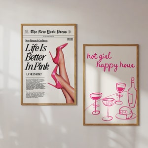 Może przedstawiać: Dwa oprawione wydruki z r&oacute;żowym tekstem i ilustracjami. Pierwszy wydruk zawiera nagł&oacute;wek gazety z tekstem "Life Is Better In Pink" z nogami kobiety w r&oacute;żowych szpilkach. Drugi wydruk zawiera tekst "hot girl happy hour" z rysunkiem kieliszk&oacute;w do wina i butelki wina.