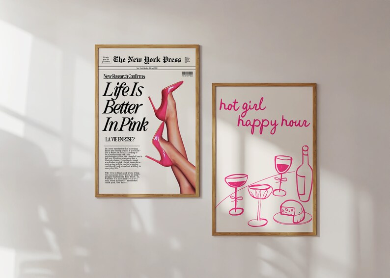 Może przedstawiać: Dwa oprawione wydruki z r&oacute;żowym tekstem i ilustracjami. Pierwszy wydruk zawiera nagł&oacute;wek gazety z tekstem "Life Is Better In Pink" z nogami kobiety w r&oacute;żowych szpilkach. Drugi wydruk zawiera tekst "hot girl happy hour" z rysunkiem kieliszk&oacute;w do wina i butelki wina.