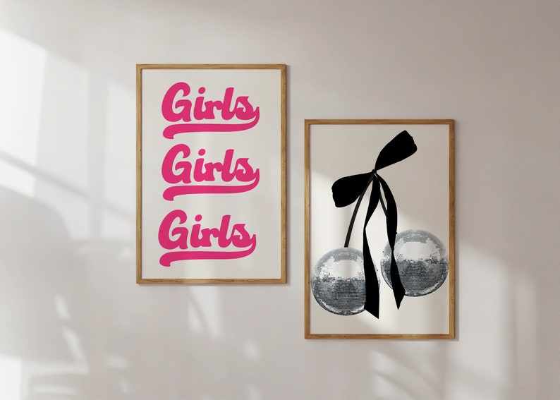 Może przedstawiać: Dwa oprawione wydruki, jeden z napisem "Girls" powt&oacute;rzonym trzy razy w r&oacute;żowym, ozdobnym pismem, a drugi z czarną kokardką i dwiema srebrnymi kulami pokrytymi brokatem.