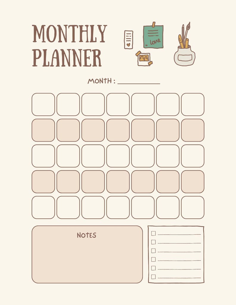 K&ouml;nnte beinhalten: Ein beigefarbener Monatsplaner mit den Worten "MONTHLY PLANNER" in Braun. Der Planer hat ein Kalenderraster, einen Notizbereich und eine Checkliste. Dekorative Elemente sind ein Notizblock, ein Foto und eine Vase mit Stiften.