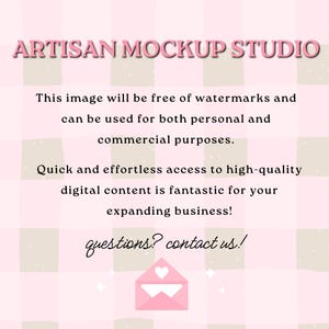 K&ouml;nnte beinhalten: Rosa-wei&szlig;er karierter Hintergrund mit dem Text "ARTISAN MOCKUP STUDIO" in Schwarz. Der Text "Dieses Bild ist frei von Wasserzeichen und kann sowohl f&uuml;r private als auch f&uuml;r kommerzielle Zwecke verwendet werden." ist ebenfalls in Schwarz. Der Text "Schneller und m&uuml;heloser Zugriff auf hochwertige digitale Inhalte ist fantastisch f&uuml;r Ihr wachsendes Gesch&auml;ft!" ist in Schwarz. Der Text "Fragen? Kontaktieren Sie uns!" ist in Schwarz. Ein rosa Umschlag mit einem wei&szlig;en Herzen befindet sich in der Mitte des Bildes.