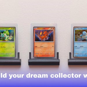 Puede incluir: Tres cartas Pok&eacute;mon enmarcadas con Bulbasaur, Charmander y Squirtle, expuestas en estantes negros individuales. Las cartas est&aacute;n en fundas protectoras. El texto en la parte inferior dice "Build your dream collector wall."