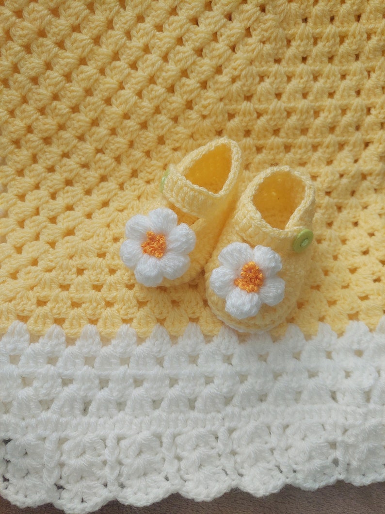 Baby girl knitted cardigan, baby shoes, baby blanket set. Embroidery Daisies 0-3 maths. Handmade baby clothing. image 6