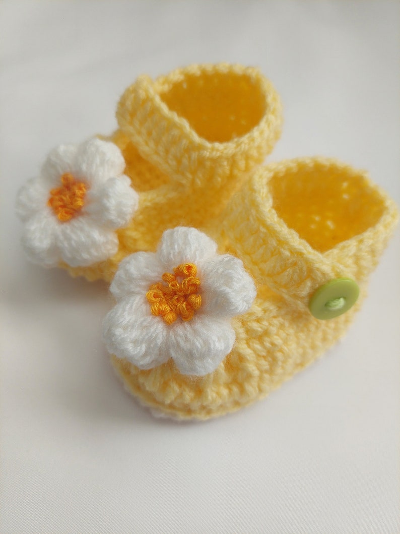 Baby girl knitted cardigan, baby shoes, baby blanket set. Embroidery Daisies 0-3 maths. Handmade baby clothing. image 3