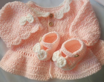 Cardigan/cappotto con peplo rosa per bambina all'uncinetto, cappello e stivaletti. impostare 0-3 mesi