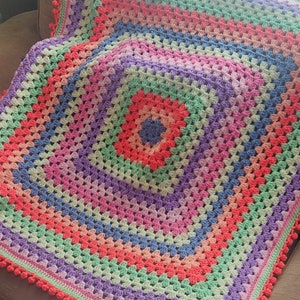Manta Rainbow Baby Pom Pom / hecha a mano