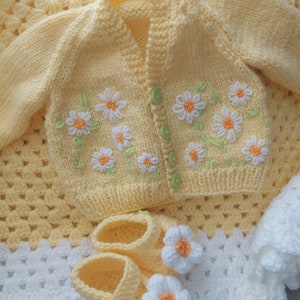 Baby girl knitted cardigan, baby shoes, baby blanket set. Embroidery Daisies 0-3 maths. Handmade baby clothing. image 1