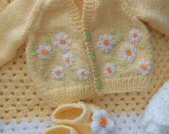 Baby girl knitted cardigan, baby shoes, baby blanket set. Embroidery Daisies 0-3 maths. Handmade baby clothing.