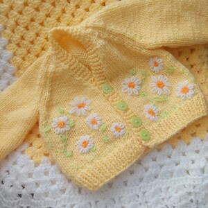 Baby girl knitted cardigan, baby shoes, baby blanket set. Embroidery Daisies 0-3 maths. Handmade baby clothing. image 2