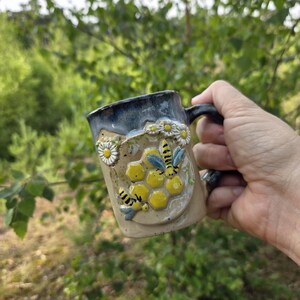 KERAMIK BECHER Biene Happy Cup Handgemachtes Einzigartiges Geschenk Becher Für Sie Kaffeetasse Heiße Schokolade Becher Geschenk für Mama Einzigartiges Geschenk Natur Inspiriert Becher Besonderes