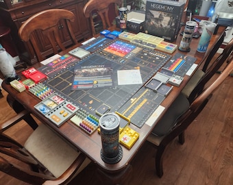 Board game organizer compatible with HEGEMONY