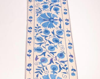 ウズベキスタンのスザニ刺繍テーブルランナー、48 x 180 cm / 19 x 71