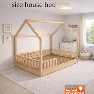 以下が含まれることがあります： スラットベースと手すり付きの、明るい色の木製ハウスベッドフレーム。 フレームは、ニュートラルなカーペットと白い壁のある部屋にあります。 画像の上部には「Montessori UK Double size house bed」というテキストがあります。