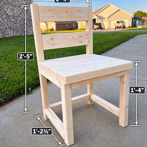 Può includere: Una sedia in legno chiaro con schienale a doghe e quattro gambe. L'immagine include il testo DIY KIDS CHAIR PLANS e DIGITAL FILE ONLY. Le dimensioni indicate sono 1'-4" di larghezza, 2'-5" di altezza, 1'-4" di altezza seduta e 1'-2 1/2" di profondità.