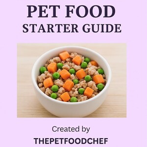 Puede incluir: Una guía imprimible titulada "HOMEMADE PET FOOD STARTER GUIDE" con un cuenco de comida para mascotas. La comida incluye carne picada, cubos de zanahoria naranja y guisantes verdes. La guía es creada por THEPETFOODCHEF.