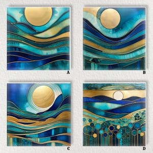Pode incluir: Quatro impressões de arte abstrata quadradas. Cada uma apresenta um sol dourado e formas fluidas azuis e verde-azuladas semelhantes à água. Linhas douradas separam as formas. As impressões estão em um fundo branco.