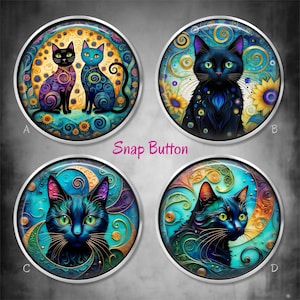 Può includere: Quattro bottoni a pressione rotondi con disegni di gatti. I bottoni presentano illustrazioni colorate di gatti con motivi intricati, ambientati su sfondi di lune, fiori e disegni a spirale. Il testo "Snap Button" è visualizzato in rosa.