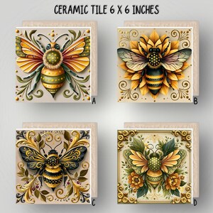 Pode incluir: Quatro azulejos de cerâmica quadrados de 6 x 6 polegadas, cada um com uma ilustração única de abelha. O azulejo A mostra uma abelha amarela com detalhes verdes, B uma abelha num girassol, C uma abelha preta e dourada e D uma abelha com flores.