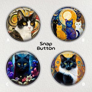 Può includere: Quattro bottoni a pressione rotondi con disegni di gatti. Un bottone presenta un gatto bianco e nero con dettagli dorati. Un altro mostra un gruppo di gatti in blu, giallo e nero. Il terzo ha un gatto nero con fiori, e l'ultimo ha un gatto bianco e nero.