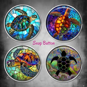 Puede incluir: Cuatro botones de presión redondos con diseños de tortugas marinas. Cada botón presenta una ilustración de tortuga colorida diferente sobre un fondo de estilo vidriera. El texto "Snap Button" está en letras rosas.