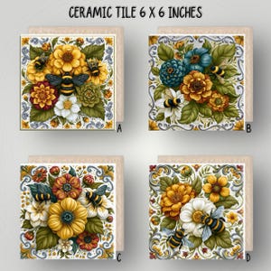 Pode incluir: Quatro azulejos de cerâmica quadrados de 15,24 x 15,24 cm, cada um com um arranjo floral distinto com abelhas. Os designs incluem flores amarelas, brancas e azuis, folhas verdes e bordas com volutas ornamentais rotuladas A, B, C e D.