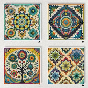 Op de afbeelding: Vier vierkante decoratieve tegels met kleurrijke bloemmotieven. Tegel A heeft een symmetrisch patroon in geel, blauw en groen. Tegel B heeft een donkerblauwe achtergrond met een centrale bloem. Tegel C toont een boom met bloemelementen. Tegel D heeft een herhalend bloemmotief.