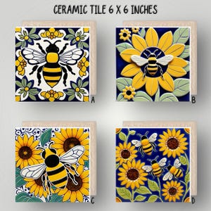 Pode incluir: Quatro azulejos de cerâmica, cada um com 15 x 15 cm, com desenhos de abelhas e flores. Os azulejos apresentam uma variedade de esquemas de cores, incluindo amarelo, preto, branco, azul e verde. Os desenhos incluem abelhas, girassóis e padrões florais.