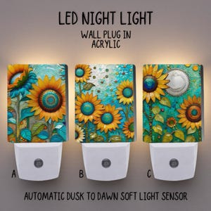 Puede incluir: Tres luces nocturnas LED con diseños de girasoles. Las luces son enchufes de pared hechos de acrílico. El texto de la imagen dice "LED NIGHT LIGHT", "WALL PLUG IN ACRYLIC" y "AUTOMATIC DUSK TO DAWN SOFT LIGHT SENSOR". Las luces nocturnas tienen una base blanca.