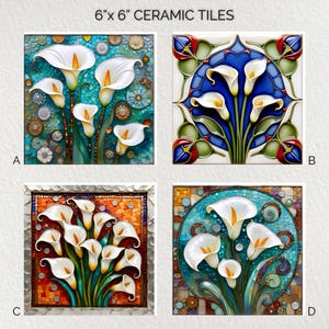 Puede incluir: Cuatro baldosas de cerámica de 15 cm x 15 cm con diseños de calas. Cada baldosa presenta una interpretación artística diferente de calas blancas con centros amarillos. Las baldosas tienen fondos de color turquesa, azul, naranja y mosaico.