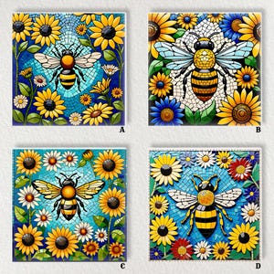 Pode incluir: Quatro azulejos de cerâmica quadrados com desenhos de abelhas e girassóis. Cada azulejo apresenta uma abelha em estilo mosaico com listras amarelas e pretas, rodeada por girassóis e outras flores em tons de amarelo, azul e branco.
