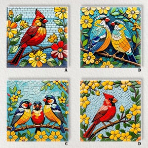 Könnte beinhalten: Vier quadratische Mosaikkunstwerke mit bunten Vögeln und Blumendesigns. Jedes Stück zeigt eine andere Komposition von Vögeln, darunter Kardinäle und kleinere Vögel, die auf Ästen inmitten gelber und orangefarbener Blumen sitzen. Das Kunstwerk hat einen Glasmalerei-Effekt.