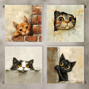 Könnte beinhalten: Vier quadratische Keramikfliesen mit jeweils einer anderen Katzenillustration. Die Katzen schauen hinter Mauern und Ziegeln hervor. Die Katzen sind orange, Schildpatt, schwarz und weiß und einfarbig schwarz mit großen gelben Augen. Der Hintergrund ist neutral.