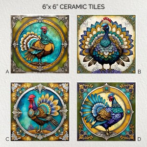 Op de afbeelding: Vier 15x15 cm keramische tegels met pauw- en haanontwerpen. Elke tegel toont een kleurrijke vogel in een decoratief kader. De vogels hebben levendige blauwe, gouden en teal veren, tegen een turquoise en gouden achtergrond.