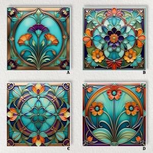 Può includere: Quattro stampe artistiche quadrate con disegni floreali. Ognuna presenta una diversa disposizione di fiori nei toni dell'arancione, del viola e del verde acqua, su uno sfondo verde acqua o blu. I disegni sono incorniciati da bordi ornati color bronzo, creando un effetto vetrata.