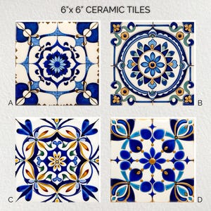 Peut inclure: Quatre carreaux de céramique de 15x15 cm avec des motifs floraux bleus et blancs complexes. Chaque carreau présente un motif unique, notamment des arrangements floraux symétriques et des motifs circulaires. Les carreaux sont étiquetés A, B, C et D.