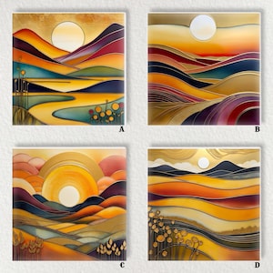 Pode incluir: Quatro pinturas de paisagens abstratas quadradas. Cada uma apresenta um pôr do sol ou nascer do sol estilizado com um grande disco solar, colinas e uma paleta de cores douradas, laranja, vermelha e azul. As obras de arte são emolduradas e prontas para pendurar.