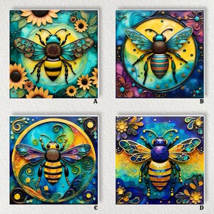 Pode incluir: Quatro impressões de arte quadradas com abelhas estilizadas. Cada abelha tem asas detalhadas e um abdómen listrado amarelo e preto. Os fundos são uma mistura de verde-azulado, amarelo e azul com detalhes florais e geométricos. As impressões estão rotuladas A, B, C e D.