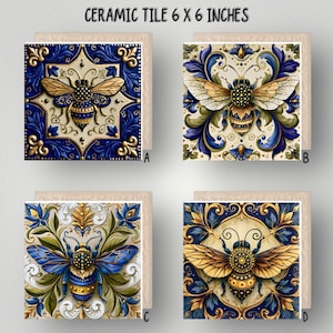 Pode incluir: Quatro azulejos de cerâmica quadrados de 15,24 x 15,24 cm, cada um com uma ilustração central de uma abelha rodeada por padrões florais complexos em azul, dourado e creme. Os azulejos estão rotulados A, B, C e D com variações.